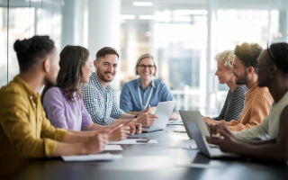 groupe-personnes-table-reunion-ordinateurs