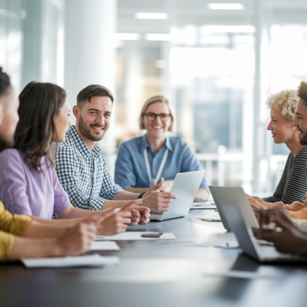 groupe-personnes-table-reunion-ordinateurs
