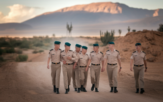 jeunes-hommes-uniformes-route-montagnesalgeriennes