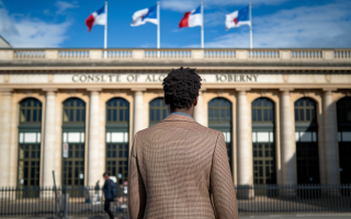 personne-consulat-algerie-bobigny-drapeaux