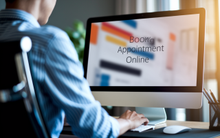 personne-dos-bureau-ordinateur-fenetre