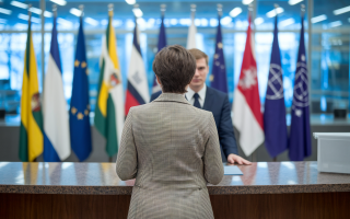 personne-dos-compteur-passeport-drapeaux
