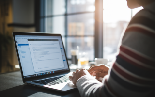 personne-dos-ordinateur-lumiere