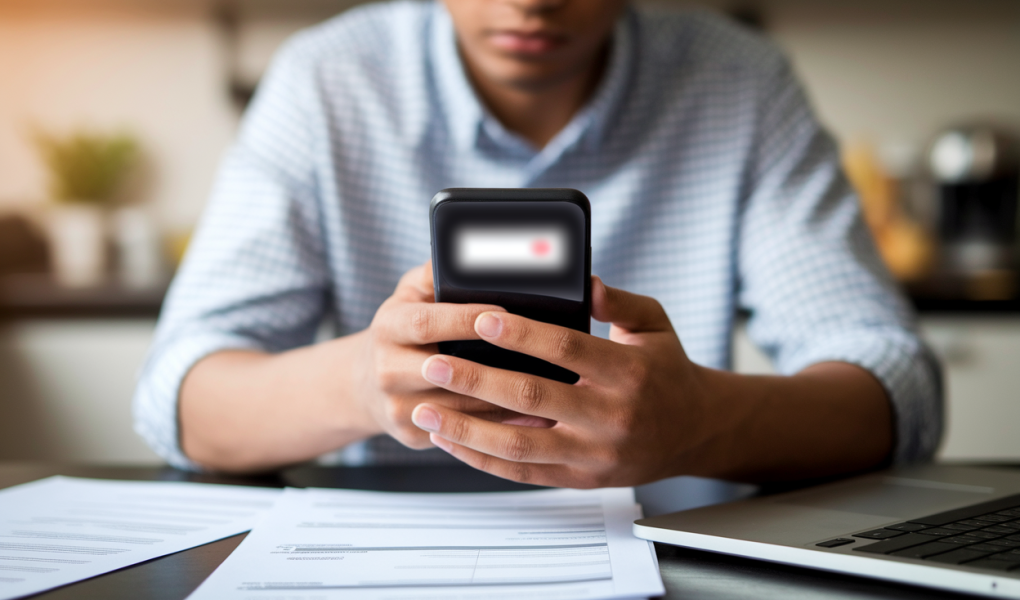 personne-inquiete-smartphone-documents-cuisine