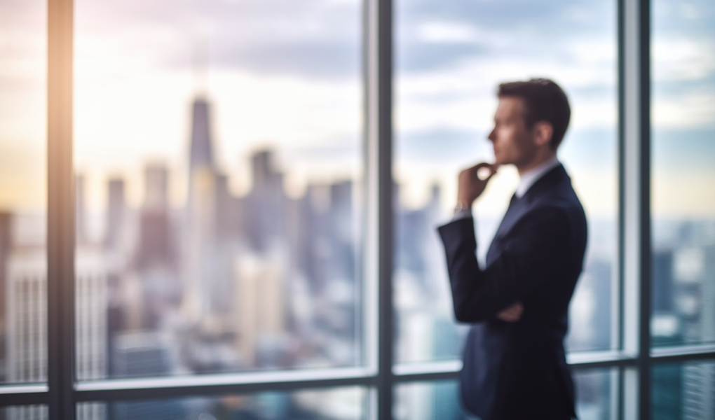 silhouette-floue-costume-fenetre-ville